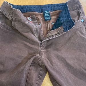 Men’s Kuhl The Law Jean Size 3234 Burgundy